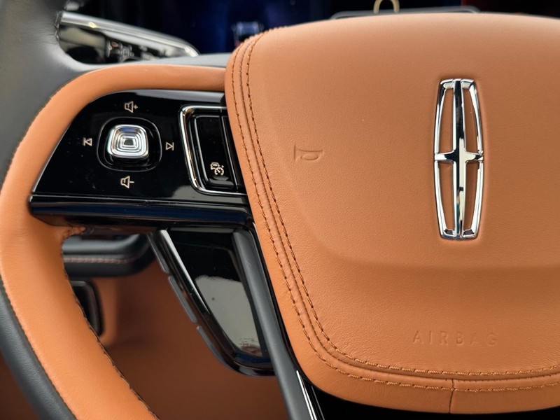 Lincoln Aviator Vehicle Full-screen Gallery Image 24