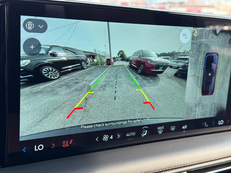Lincoln Aviator Vehicle Full-screen Gallery Image 25