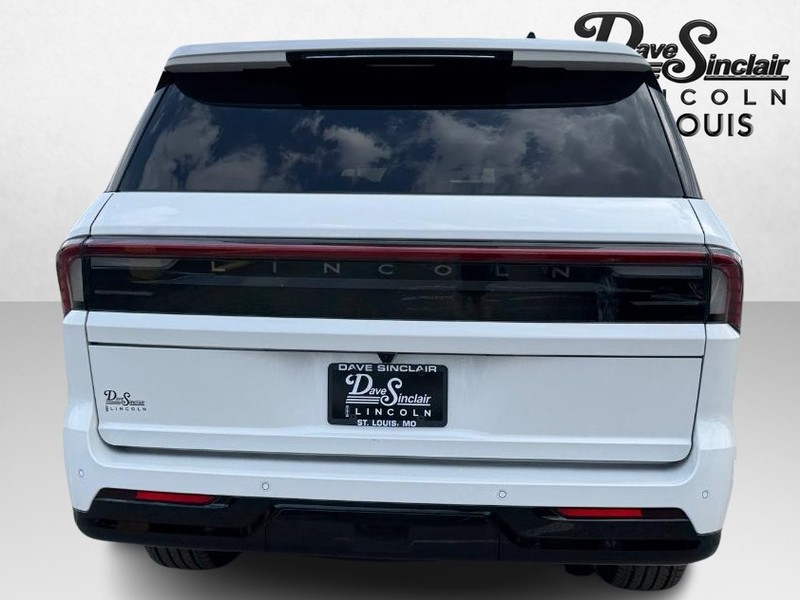 Lincoln Navigator Vehicle Full-screen Gallery Image 06