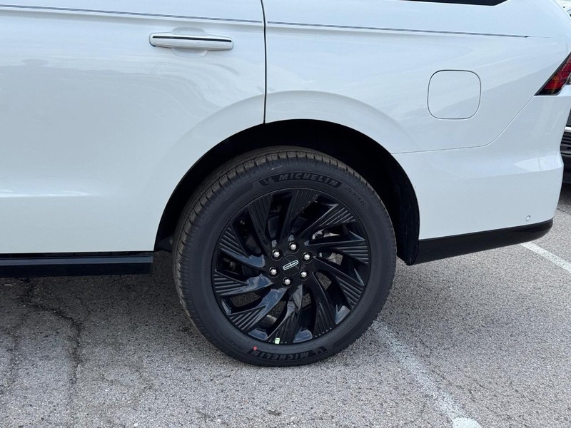 Lincoln Navigator Vehicle Full-screen Gallery Image 10