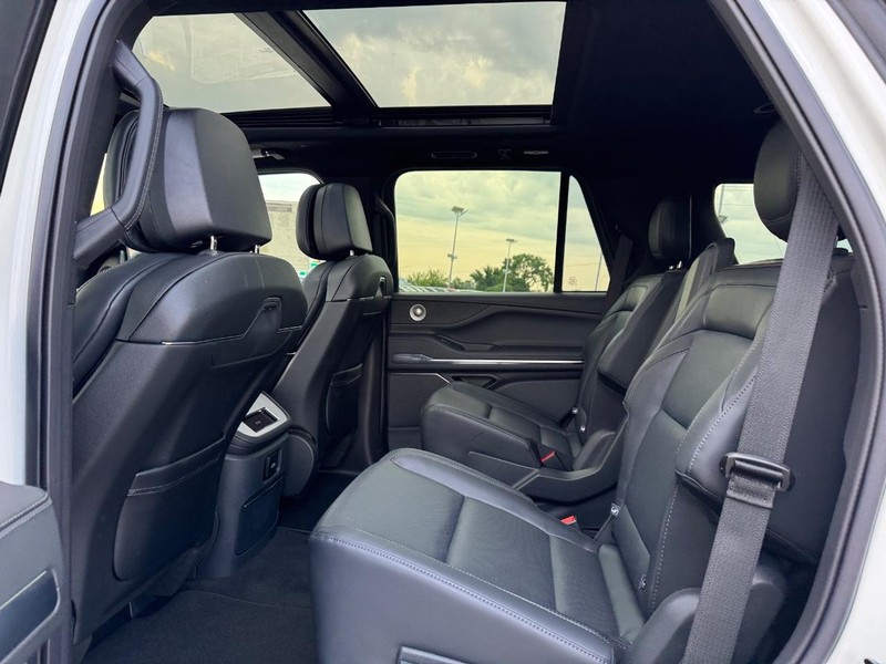 Lincoln Navigator Vehicle Full-screen Gallery Image 11