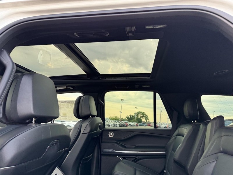 Lincoln Navigator Vehicle Full-screen Gallery Image 12