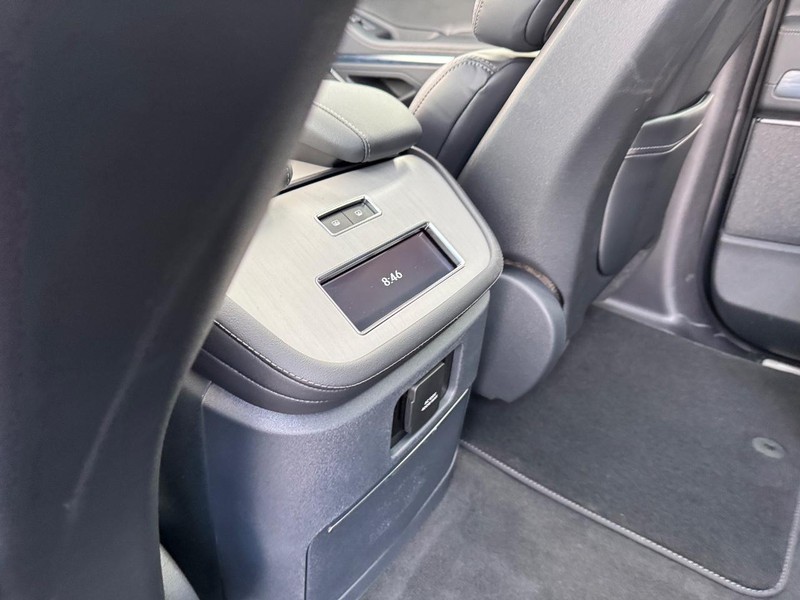 Lincoln Navigator Vehicle Full-screen Gallery Image 13
