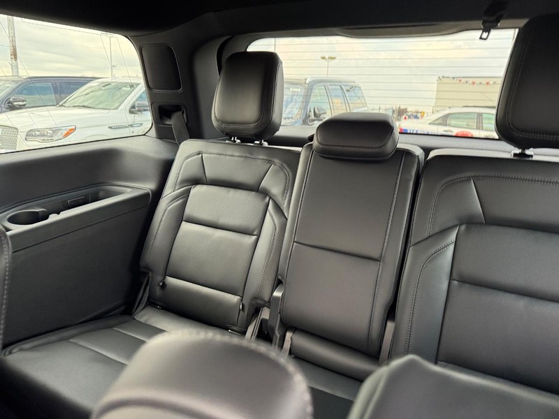 Lincoln Navigator Vehicle Full-screen Gallery Image 14