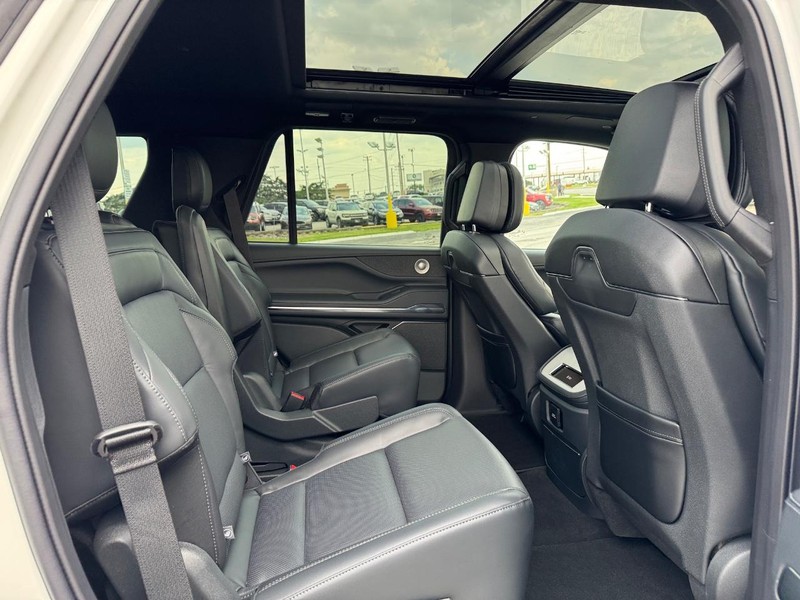 Lincoln Navigator Vehicle Full-screen Gallery Image 15