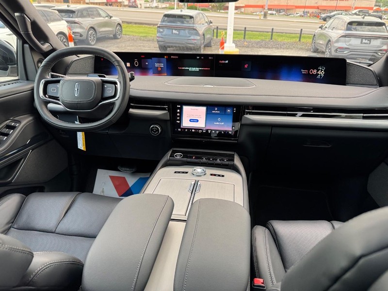 Lincoln Navigator Vehicle Full-screen Gallery Image 16