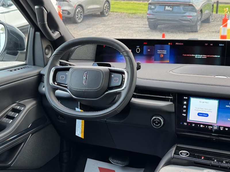 Lincoln Navigator Vehicle Full-screen Gallery Image 17