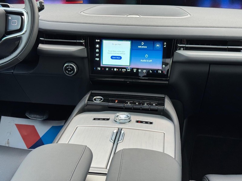 Lincoln Navigator Vehicle Full-screen Gallery Image 19