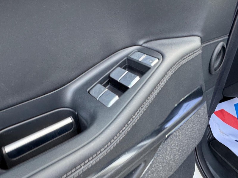 Lincoln Navigator Vehicle Full-screen Gallery Image 21