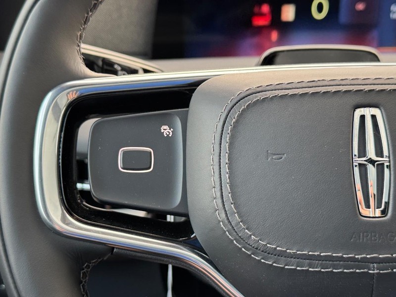 Lincoln Navigator Vehicle Full-screen Gallery Image 23