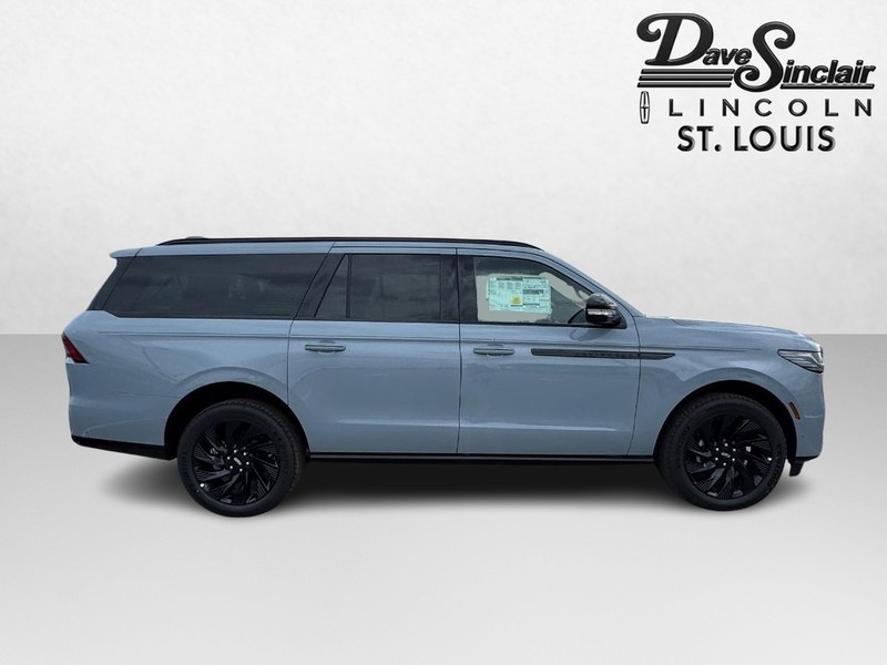 Lincoln Navigator L Vehicle Full-screen Gallery Image 04