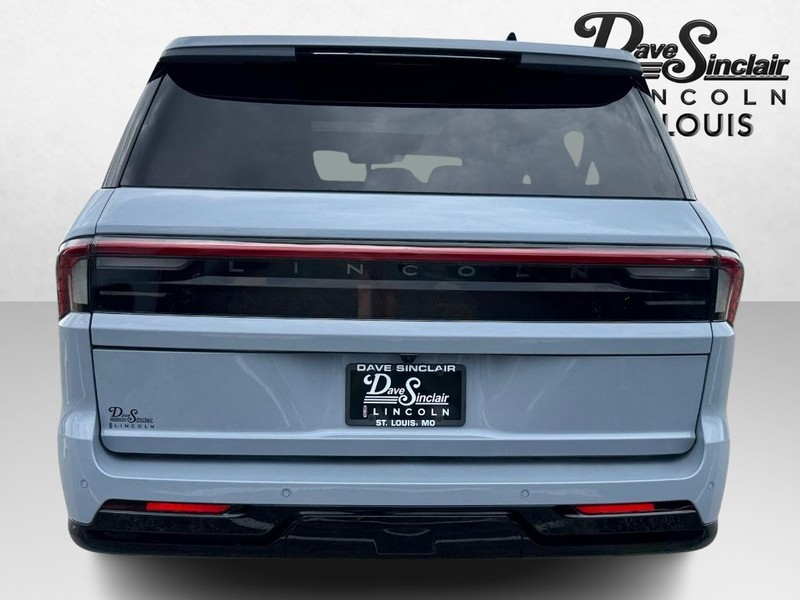 Lincoln Navigator L Vehicle Full-screen Gallery Image 06