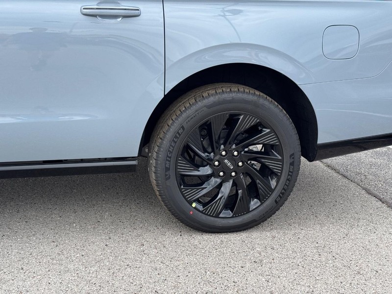 Lincoln Navigator L Vehicle Full-screen Gallery Image 10