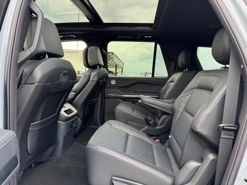 Lincoln Navigator L Vehicle Full-screen Gallery Image 11