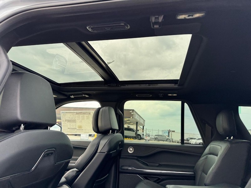 Lincoln Navigator L Vehicle Full-screen Gallery Image 12