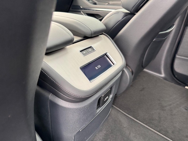 Lincoln Navigator L Vehicle Full-screen Gallery Image 13