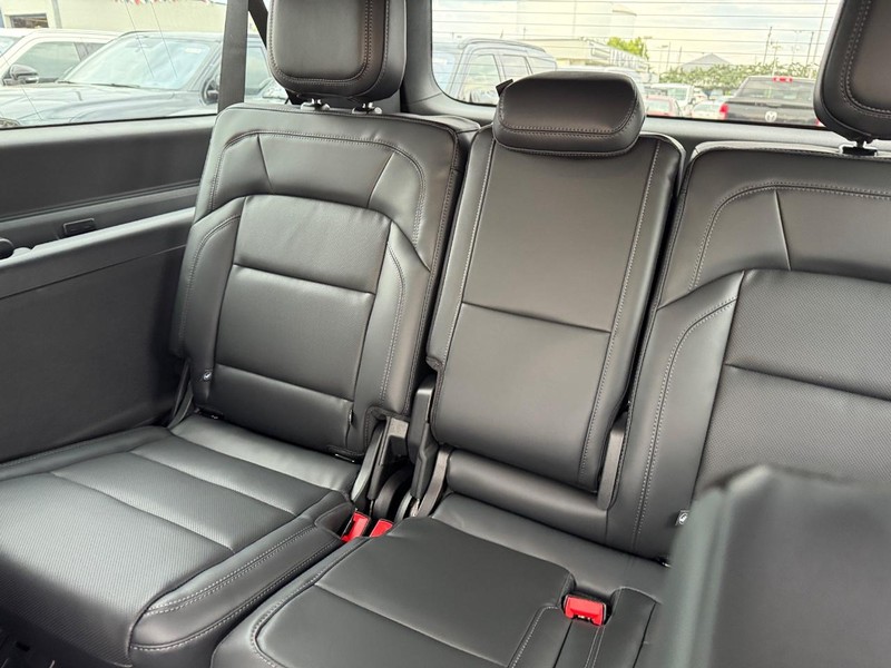 Lincoln Navigator L Vehicle Full-screen Gallery Image 14