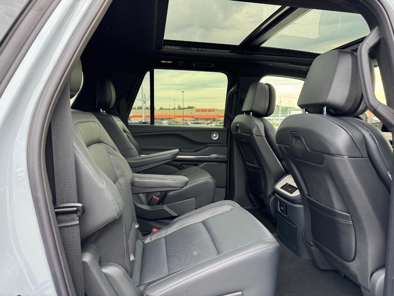 Lincoln Navigator L Vehicle Full-screen Gallery Image 15