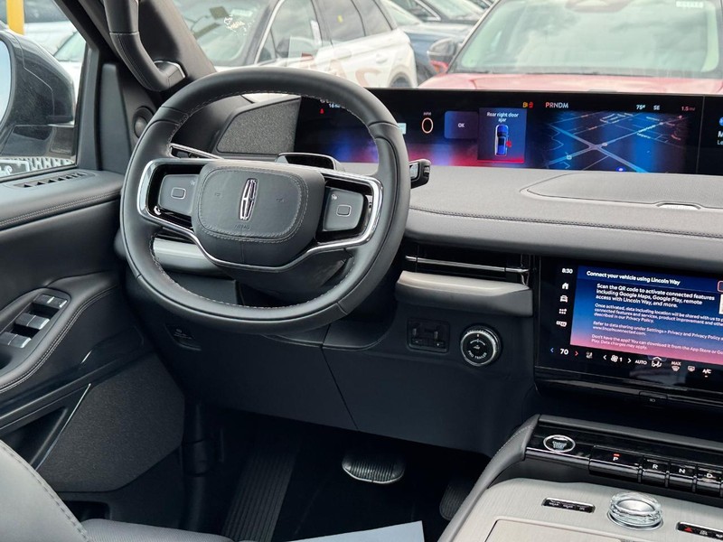 Lincoln Navigator L Vehicle Full-screen Gallery Image 17