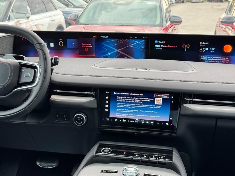 Lincoln Navigator L Vehicle Full-screen Gallery Image 18