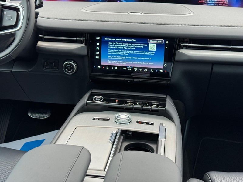 Lincoln Navigator L Vehicle Full-screen Gallery Image 19