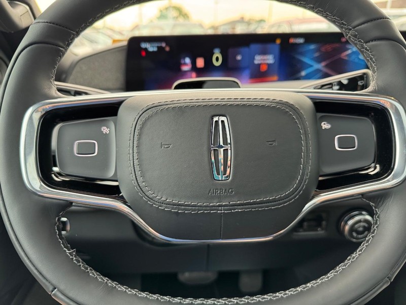 Lincoln Navigator L Vehicle Full-screen Gallery Image 22