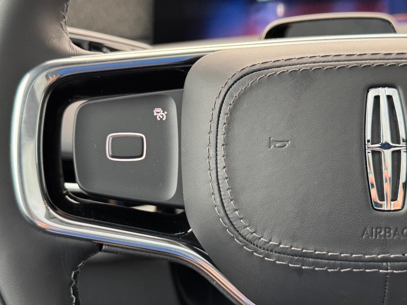 Lincoln Navigator L Vehicle Full-screen Gallery Image 23