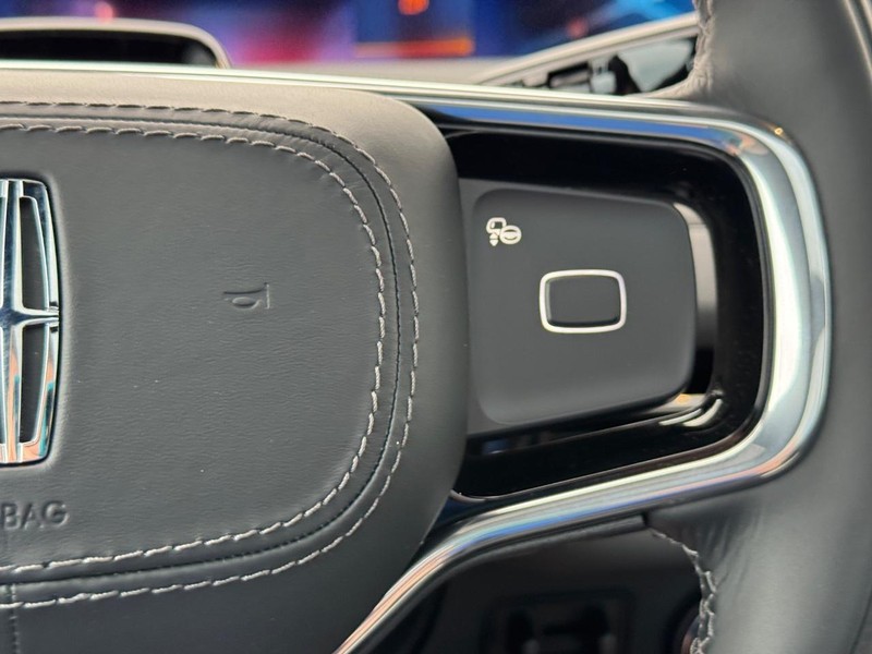 Lincoln Navigator L Vehicle Full-screen Gallery Image 24