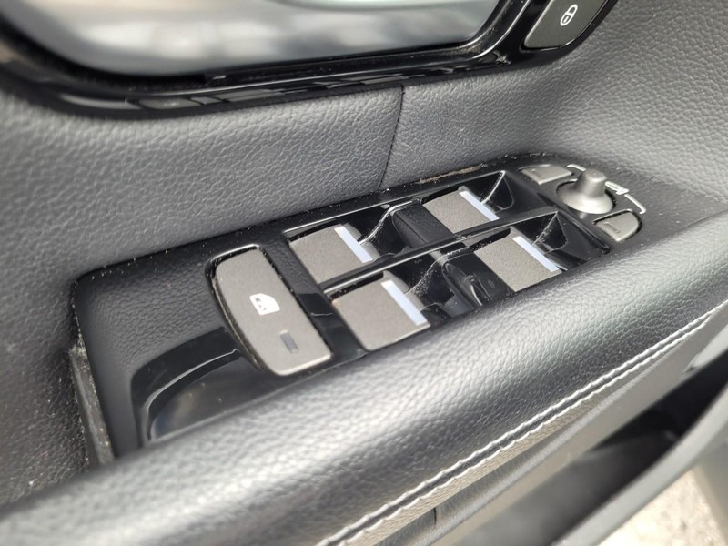 Land Rover Range Rover Evoque Vehicle Full-screen Gallery Image 17