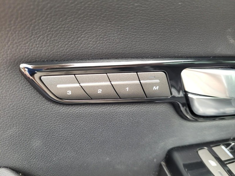 Land Rover Range Rover Evoque Vehicle Full-screen Gallery Image 19