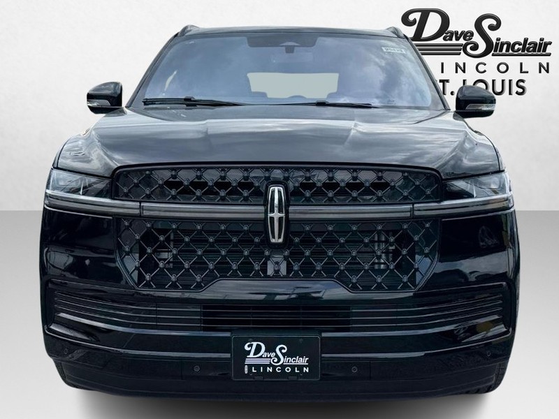 Lincoln Navigator Vehicle Full-screen Gallery Image 02