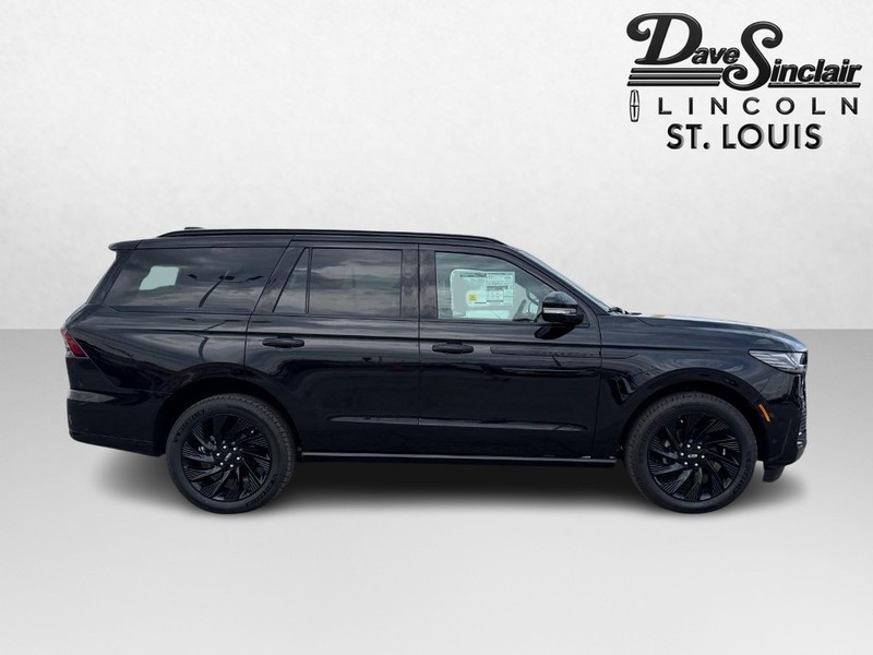 Lincoln Navigator Vehicle Full-screen Gallery Image 04