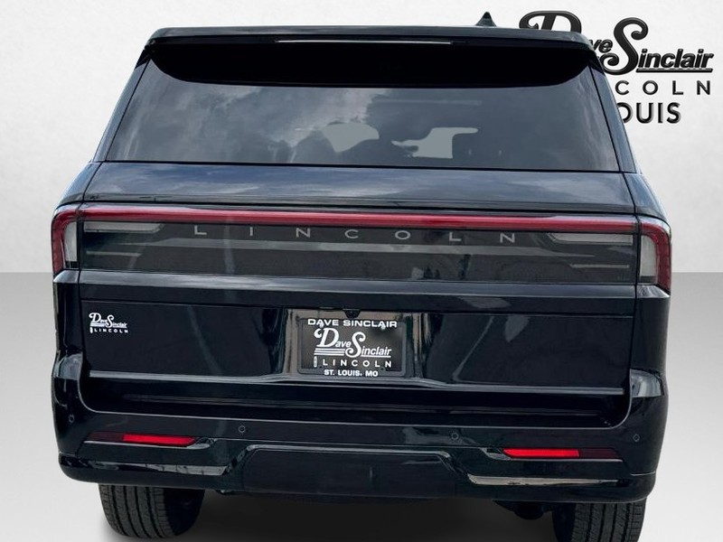 Lincoln Navigator Vehicle Full-screen Gallery Image 06