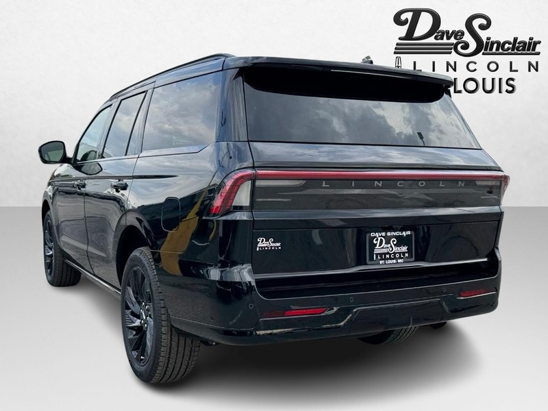 Lincoln Navigator Vehicle Full-screen Gallery Image 07