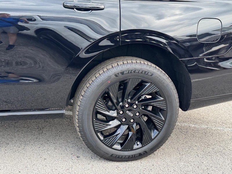 Lincoln Navigator Vehicle Full-screen Gallery Image 10