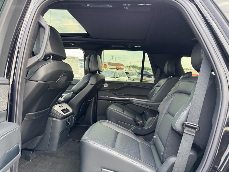 Lincoln Navigator Vehicle Full-screen Gallery Image 11