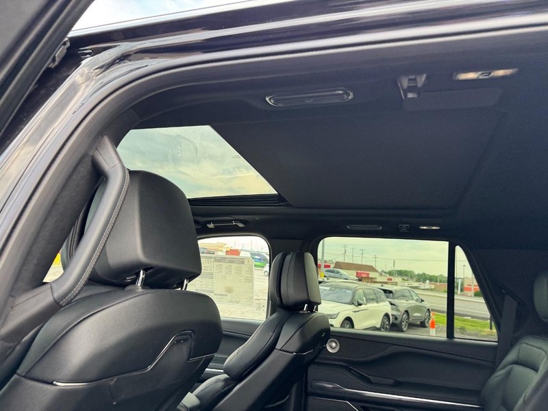 Lincoln Navigator Vehicle Full-screen Gallery Image 12