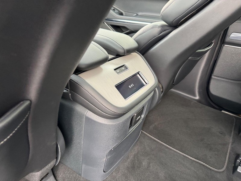 Lincoln Navigator Vehicle Full-screen Gallery Image 13