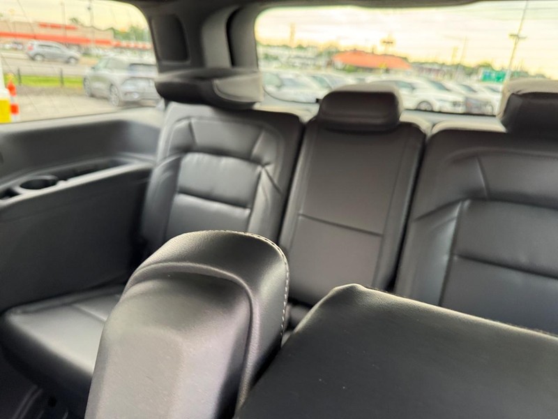 Lincoln Navigator Vehicle Full-screen Gallery Image 14