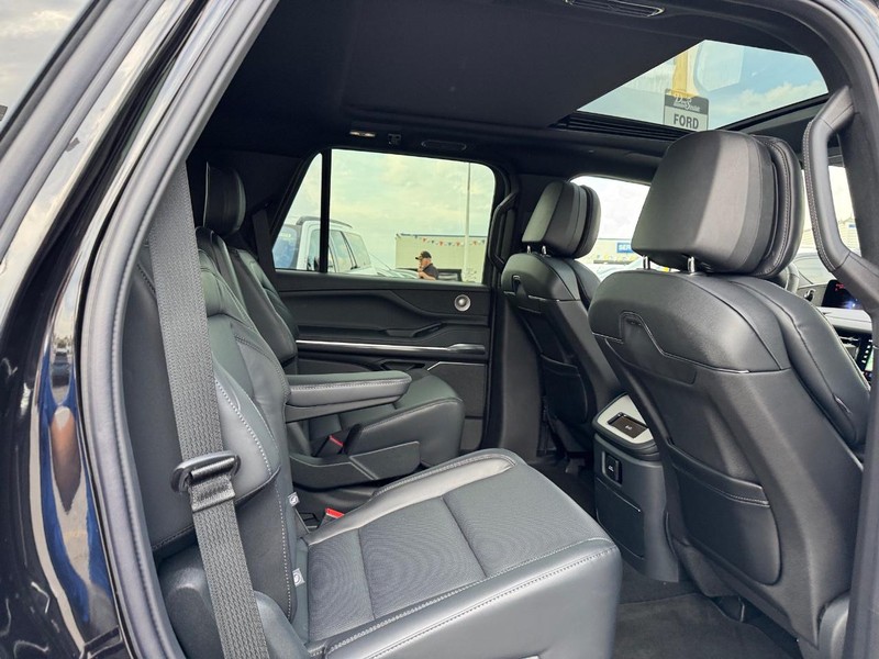 Lincoln Navigator Vehicle Full-screen Gallery Image 15