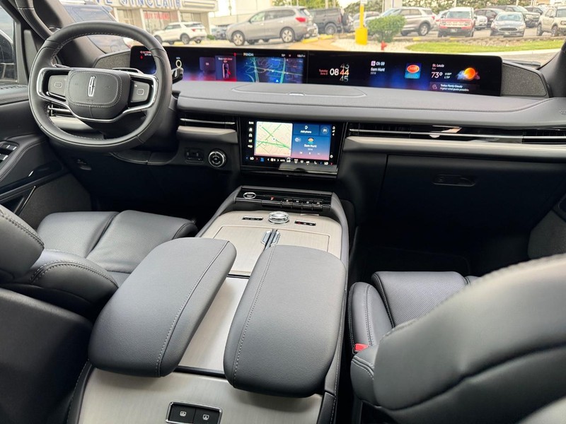 Lincoln Navigator Vehicle Full-screen Gallery Image 16