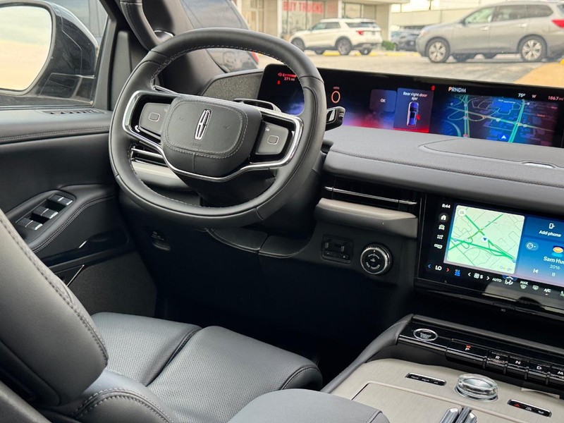 Lincoln Navigator Vehicle Full-screen Gallery Image 17