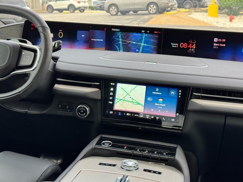 Lincoln Navigator Vehicle Full-screen Gallery Image 18