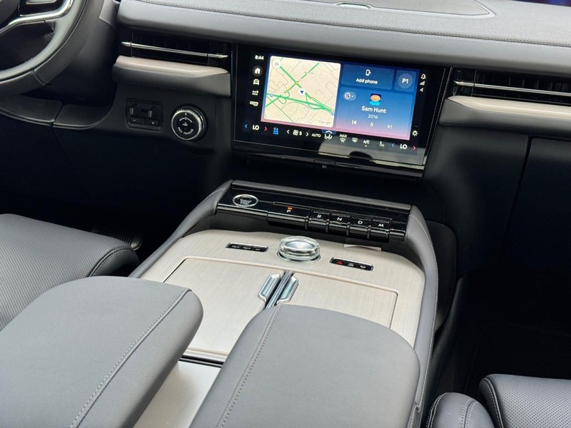 Lincoln Navigator Vehicle Full-screen Gallery Image 19