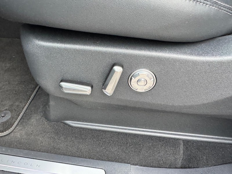 Lincoln Navigator Vehicle Full-screen Gallery Image 20
