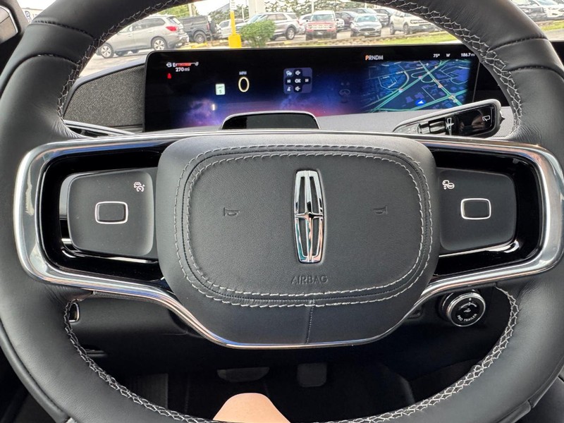 Lincoln Navigator Vehicle Full-screen Gallery Image 21