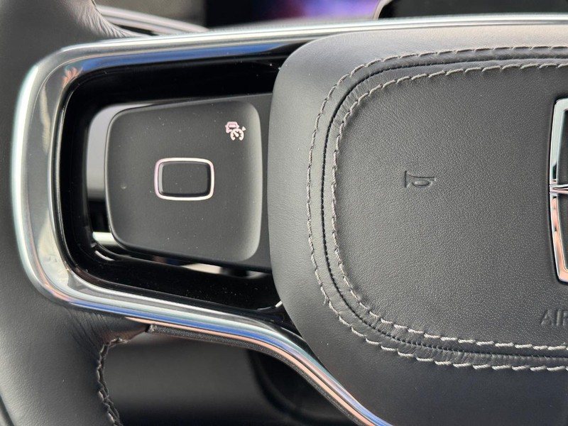 Lincoln Navigator Vehicle Full-screen Gallery Image 22