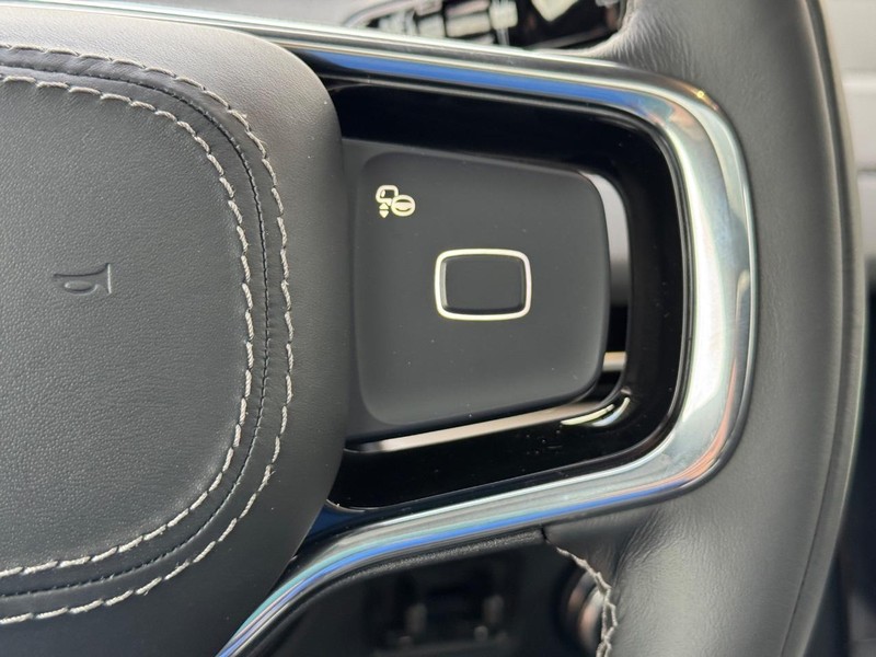 Lincoln Navigator Vehicle Full-screen Gallery Image 23
