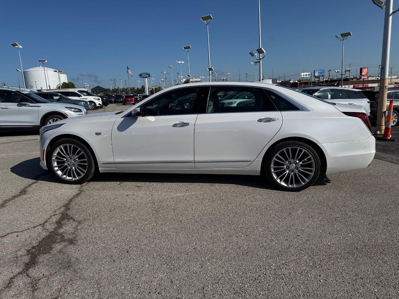 Cadillac CT6 Vehicle Full-screen Gallery Image 10