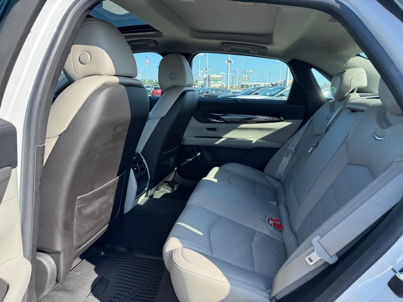 Cadillac CT6 Vehicle Full-screen Gallery Image 11